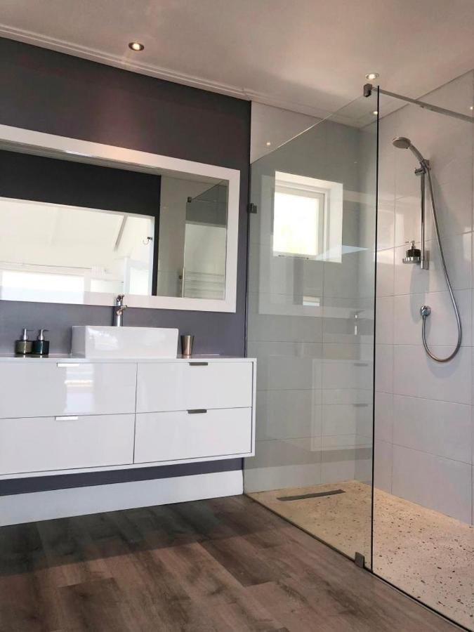 Camps Bay Loft With Stunning Mountain And Ocean Views Lägenhet Kapstaden Exteriör bild