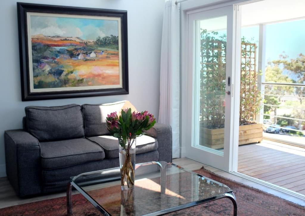 Camps Bay Loft With Stunning Mountain And Ocean Views Lägenhet Kapstaden Exteriör bild
